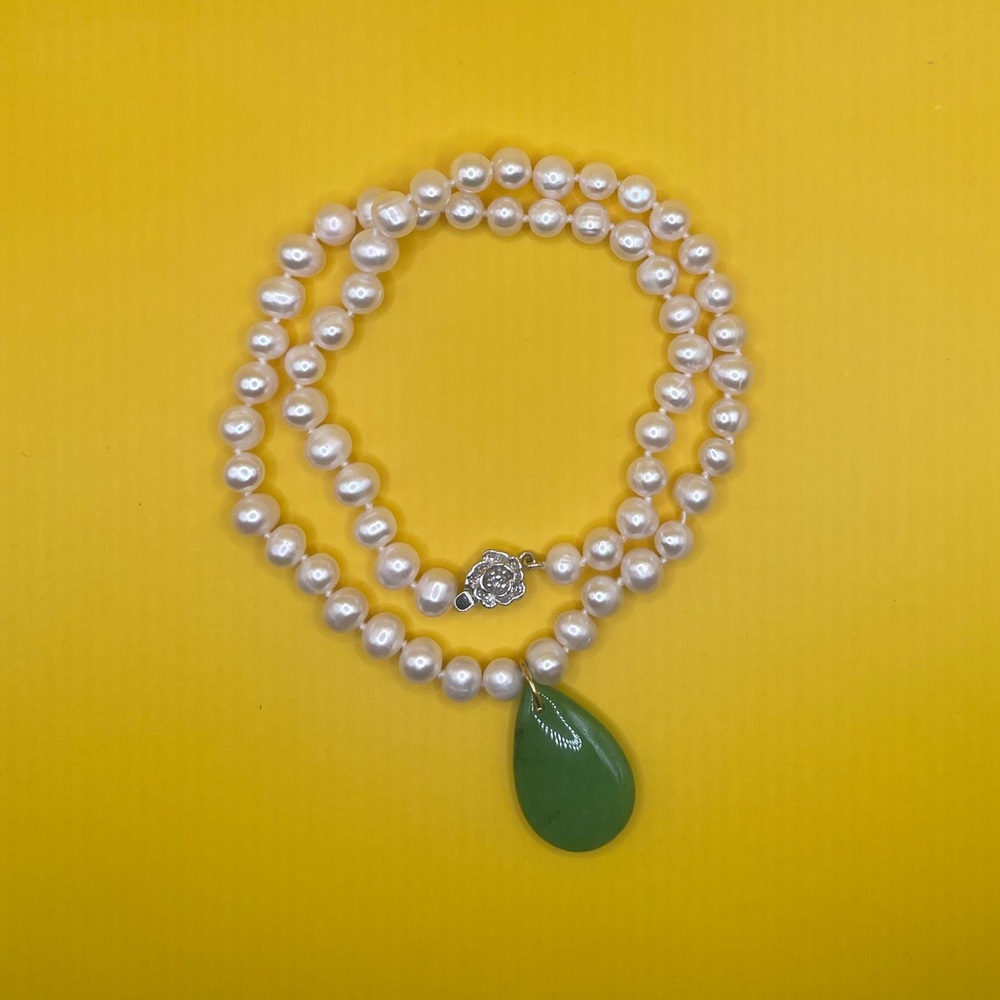 Fresh water pearl, tear jade pendant, color green.